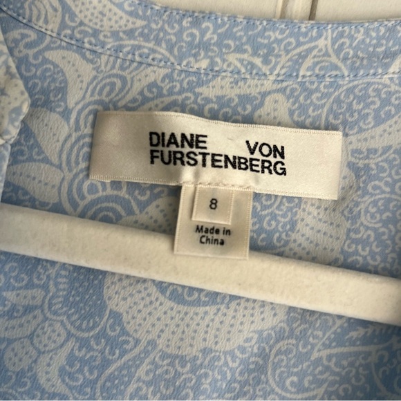 Diane Von Furstenberg Size 8 Blue Floral Short Sleeve V- Neck 100% Silk Blouse - Picture 3 of 6